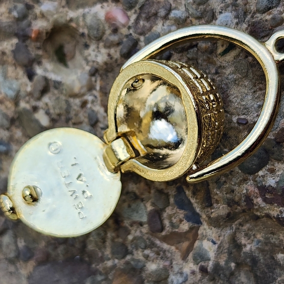 Basket locket necklace scrimshot type ship Joan Rivers chain gold tone - Picture 2 of 7